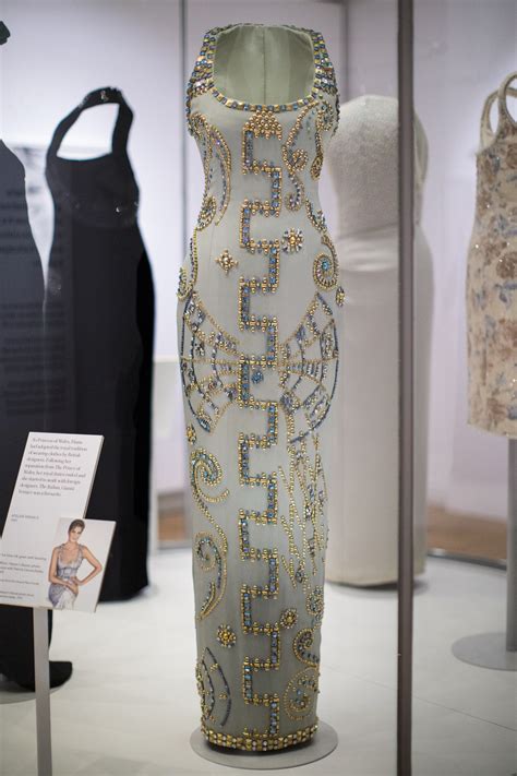 disegno abiti versace|Lady Diana: tutti i look Versace indossati dalla principessa.